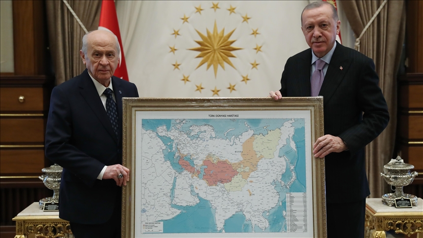 Cumhurbaşkanı Erdoğan ile Devlet Bahçeli’nin Türk Dünyası haritasıyla pozu Yunan’ı çıldırttı