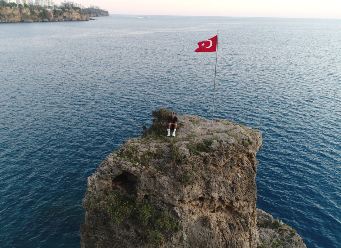 Yıpranmış Türk bayrağını değiştirmek için çıktığı kayalıkta mahsur kaldı