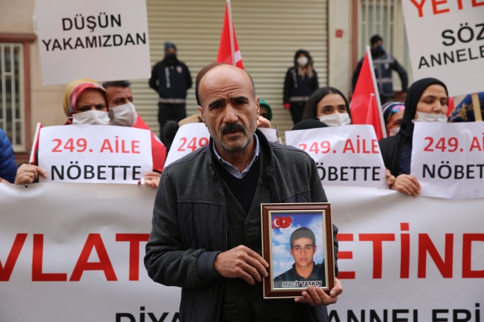 Evlat nöbetine bir aile daha katıldı