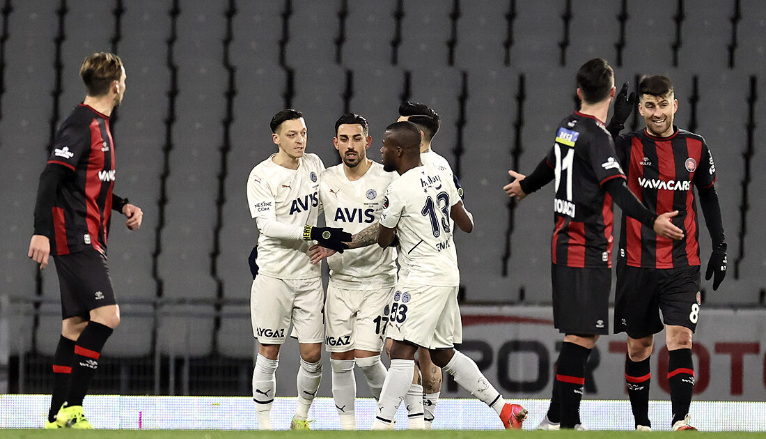 Fenerbahçe uzun süre 9 kişi oynayan Fatih Karagümrük’ü yenemedi