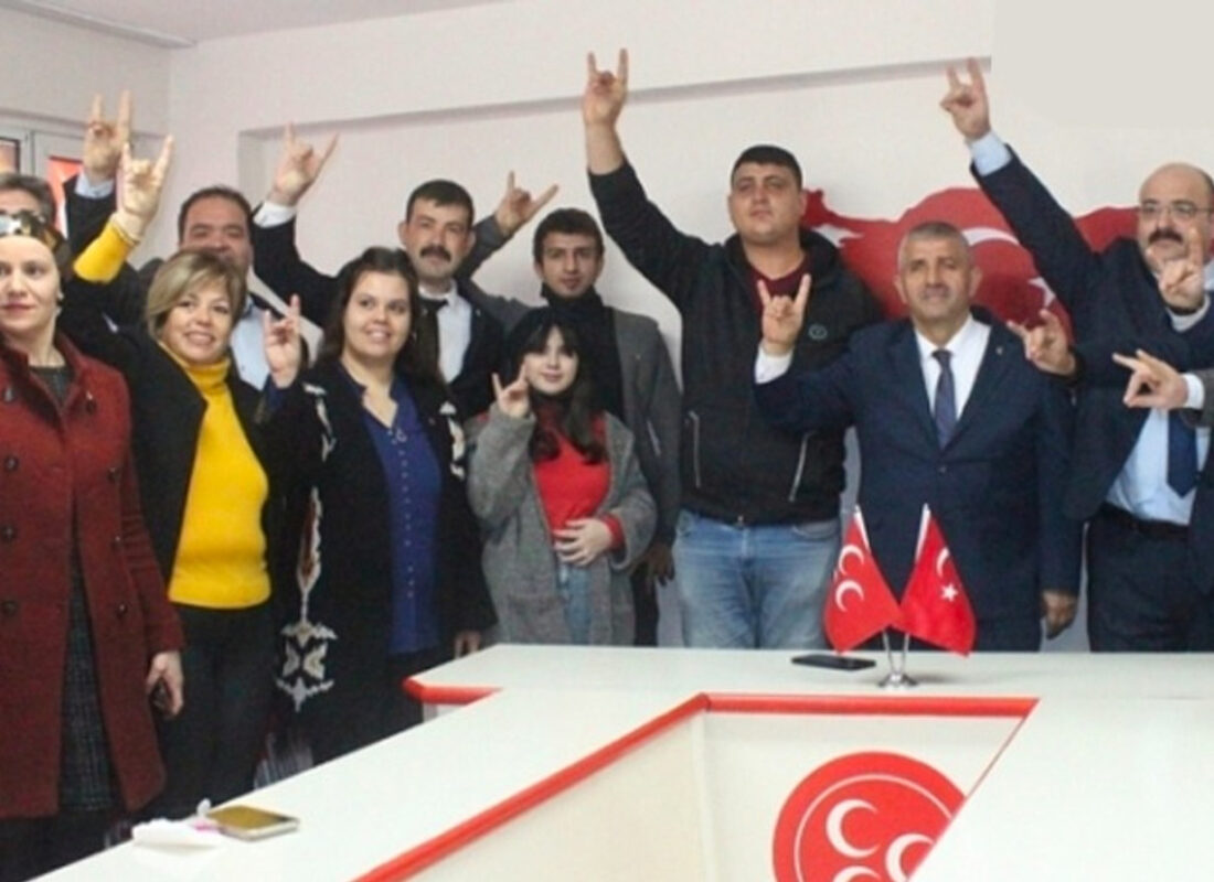 İzmir’de CHP ve İP’ten istifa eden 27 kişi MHP’ye katıldı