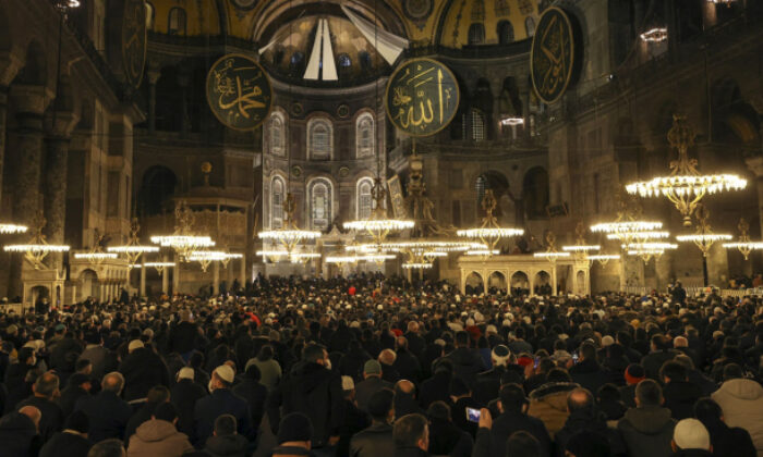 Türk Milletinin; “Sabah namazında ailece camide, milletçe duadayız” buluşması