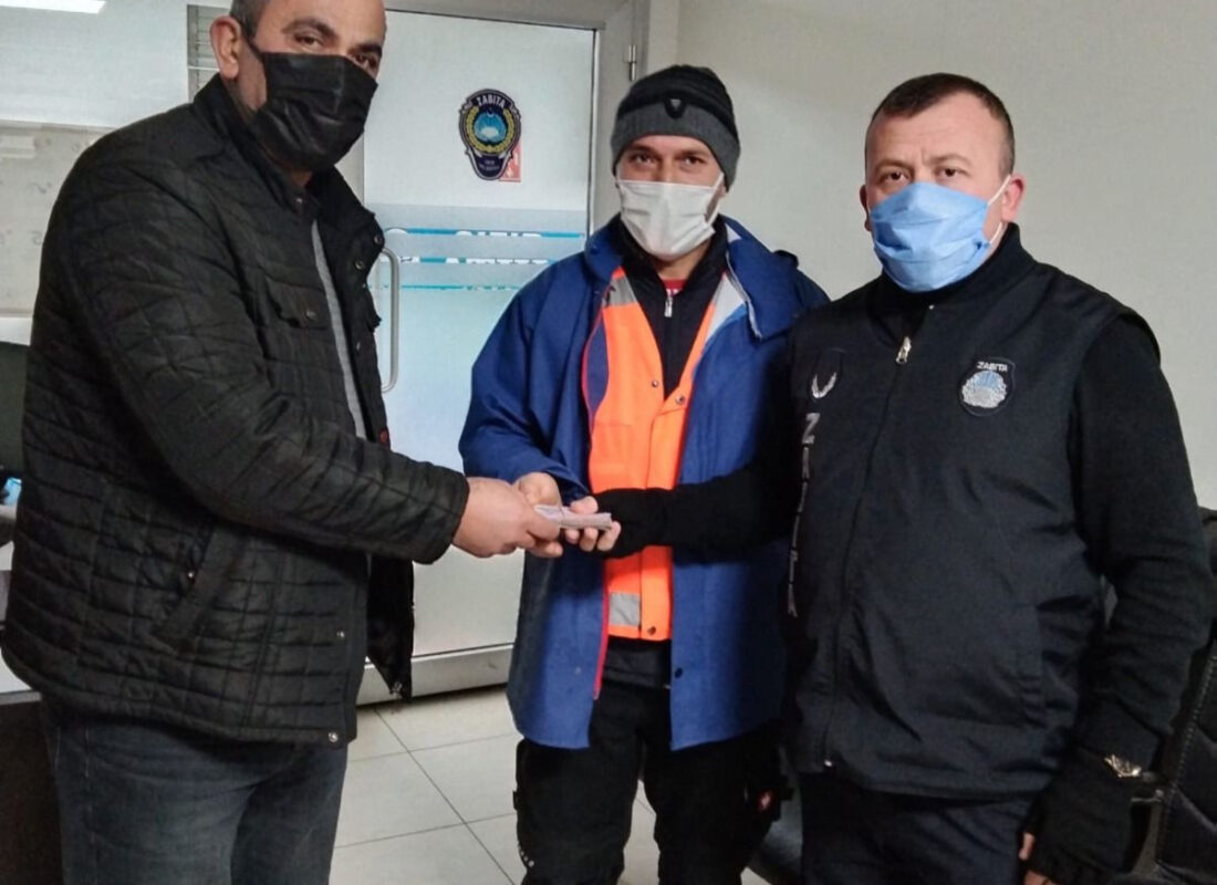 Temizlik işçisini şaşkına çeviren olay! Çöpe atacaktı, poşetin ağırlığından şüphelenince…