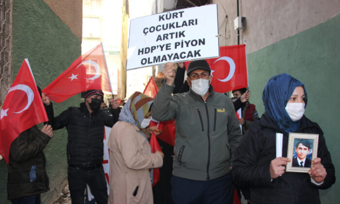 Terör mağduru ailelerden HDP binası önünde eylem