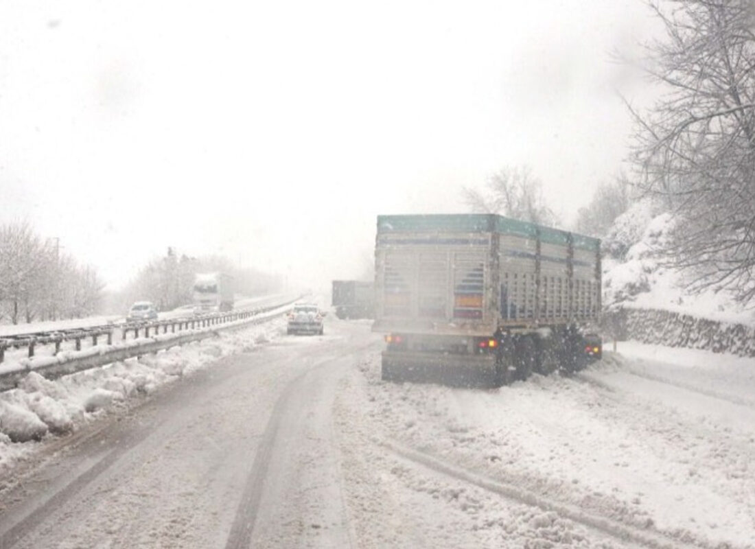 Anadolu Otoyolu’nda kar kalınlığı 30 santimetreye ulaştı