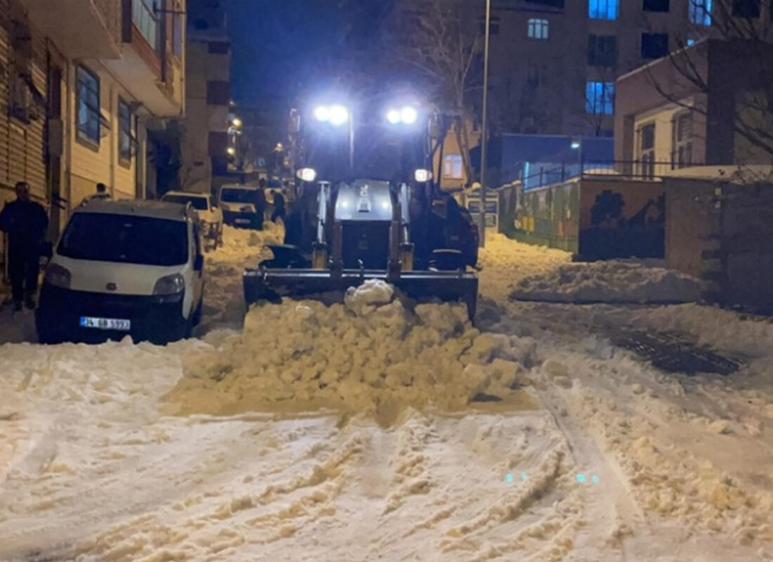 İstanbul’da bir kişi sokağındaki karları kendi iş makinesiyle temizledi