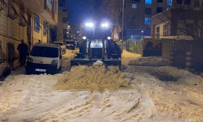 İstanbul’da bir kişi sokağındaki karları kendi iş makinesiyle temizledi