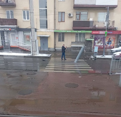 Siviller hedefte! Rusya’nın attığı füze yere böyle saplandı!