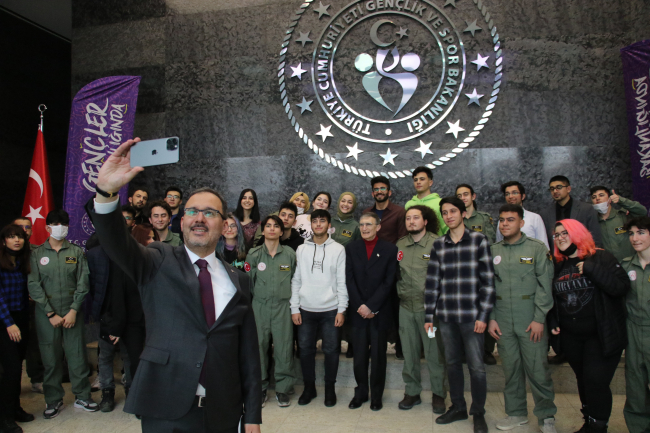 Bakan Kasapoğlu ve Aziz Sancar gençlerle buluştu