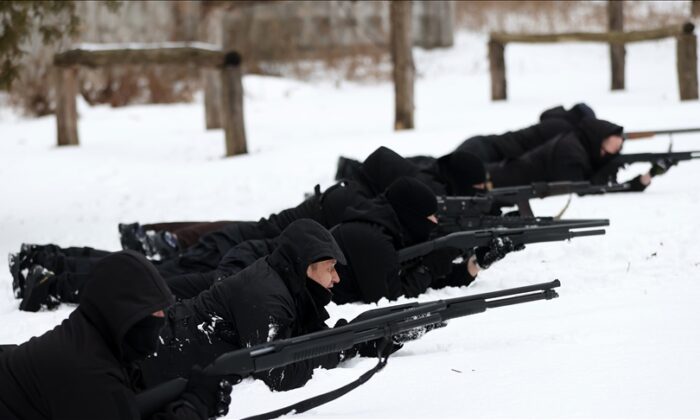 Ukrayna’da sivillere temel savunma eğitimi verildi
