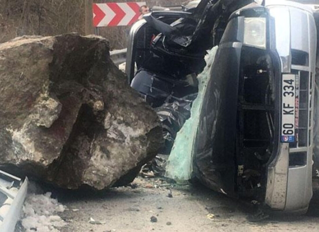 Kamyonetin üzerine kaya düştü: 4 kişi hayatını kaybetti