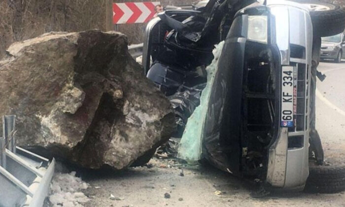Kamyonetin üzerine kaya düştü: 4 kişi hayatını kaybetti