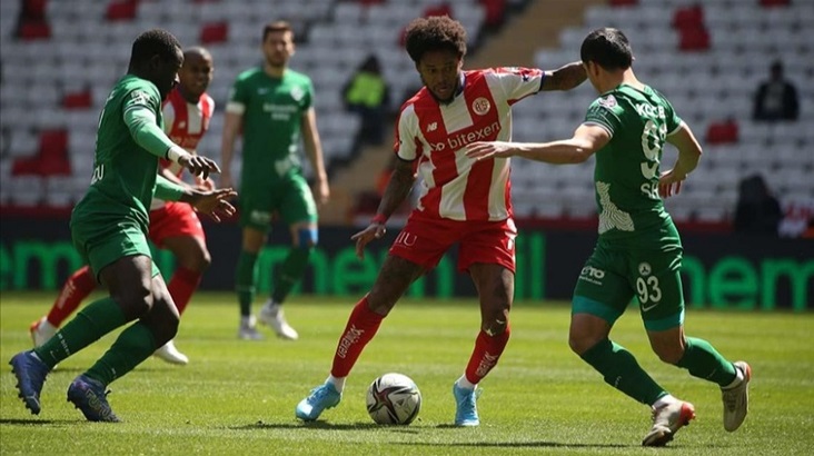 Antalyaspor, konuk ettiği Giresunspor’u 4-1 yendi