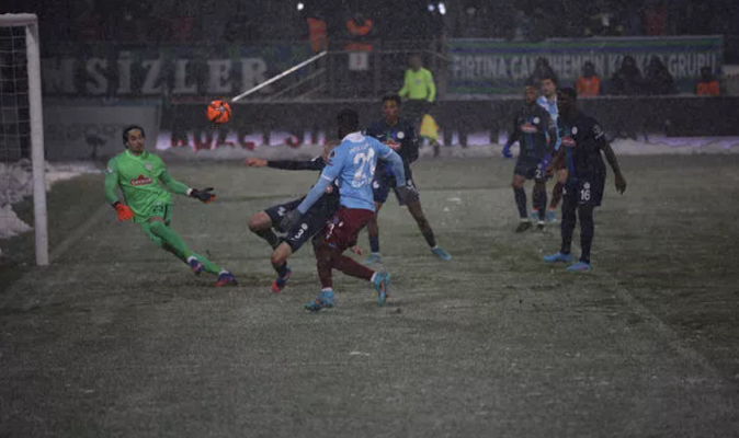 Trabzonspor’a 90+5 şoku! ‘Fırtına’ ligdeki ikinci yenilgisini Rizespor deplasmanında aldı