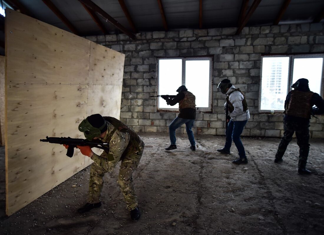 Ukrayna’da cepheye gidecek sivillere askeri eğitim veriliyor