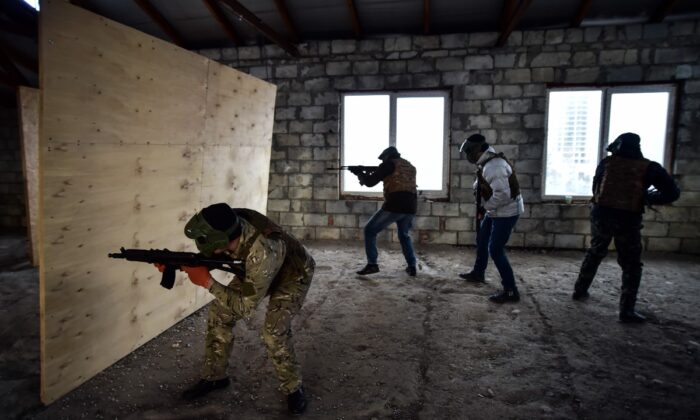 Ukrayna’da cepheye gidecek sivillere askeri eğitim veriliyor