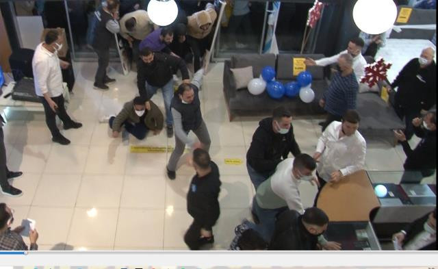 Ucuz İPhone Dehşeti Haberi alan mağazaya koştu!