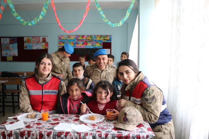 Miniklerin yüzü ‘Tim Jandarma’ çizgi filmiyle güldü