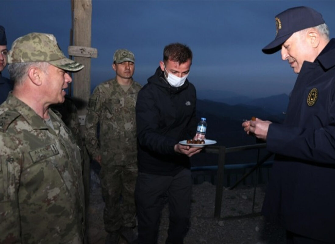 Bakan Akar, Irak sınırının sıfır noktasında Mehmetçikle iftar yaptı