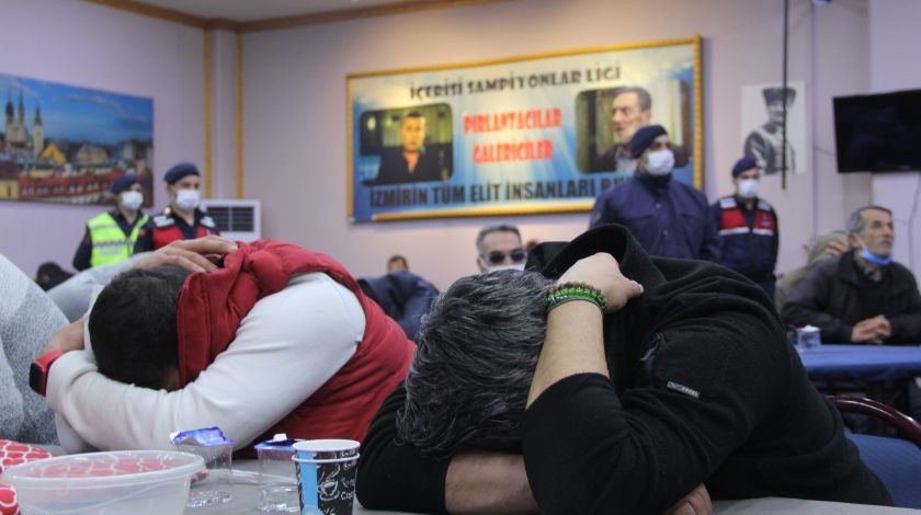 Jandarmayı gören masanın altına girdi