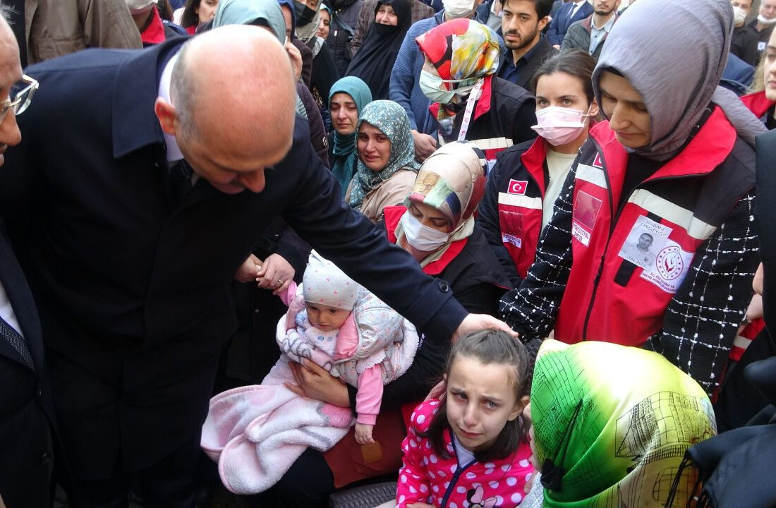 Bakan Soylu ağlayan şehit kızını teselli etti