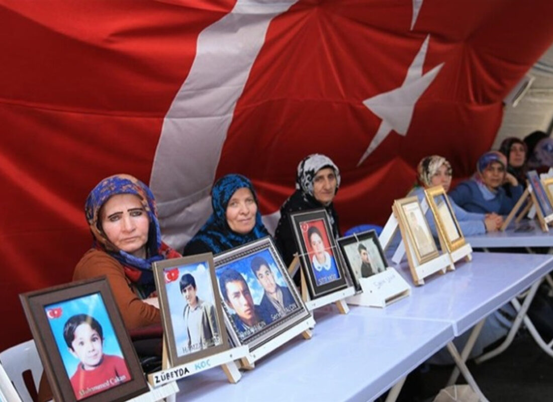 Diyarbakır’da evlat nöbeti: Terörsüz Türkiye istiyoruz