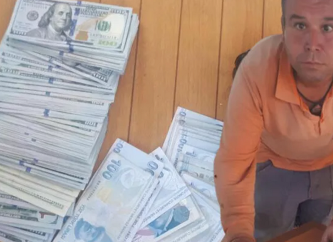 Parkta çiçek ekerken dolar dolu çanta buldu! Sonrasında…