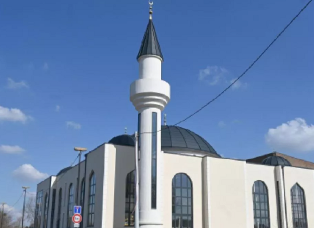 Fransa’da İslam düşmanlığı sürüyor! İki cami daha kapatıldı