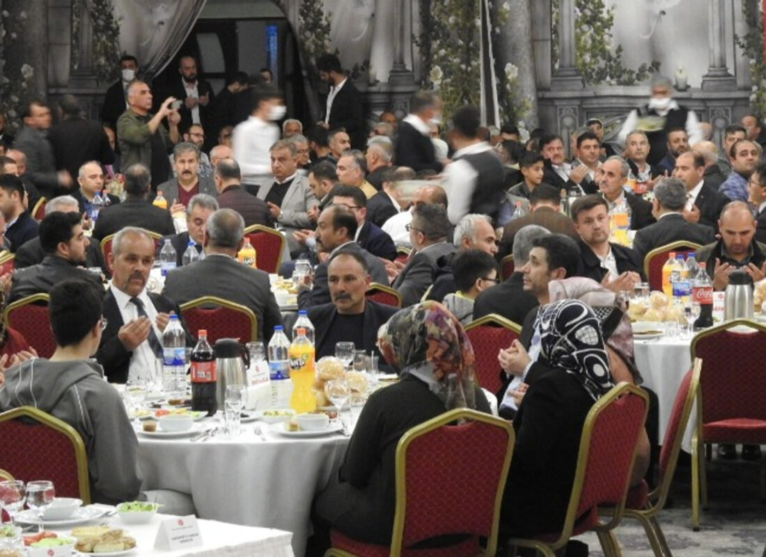 MHP’nin iftar yemeğine yoğun ilgi