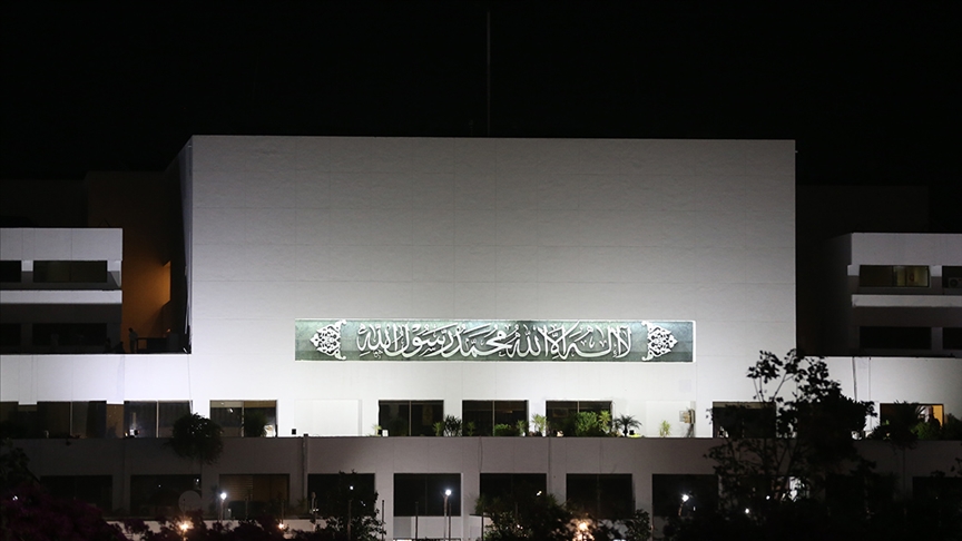 Pakistan meclisinde yapılan güvensizlik oylaması sonucu İmran Han hükümeti düştü