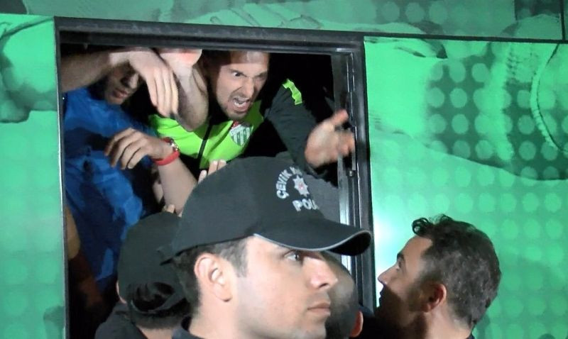 Küme düşen Bursaspor’da futbolculara taraftar dayağı!