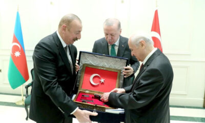 MHP Lideri Bahçeli’den Aliyev’e anlamlı ve önemli hediye “Karabağ Fatihi”