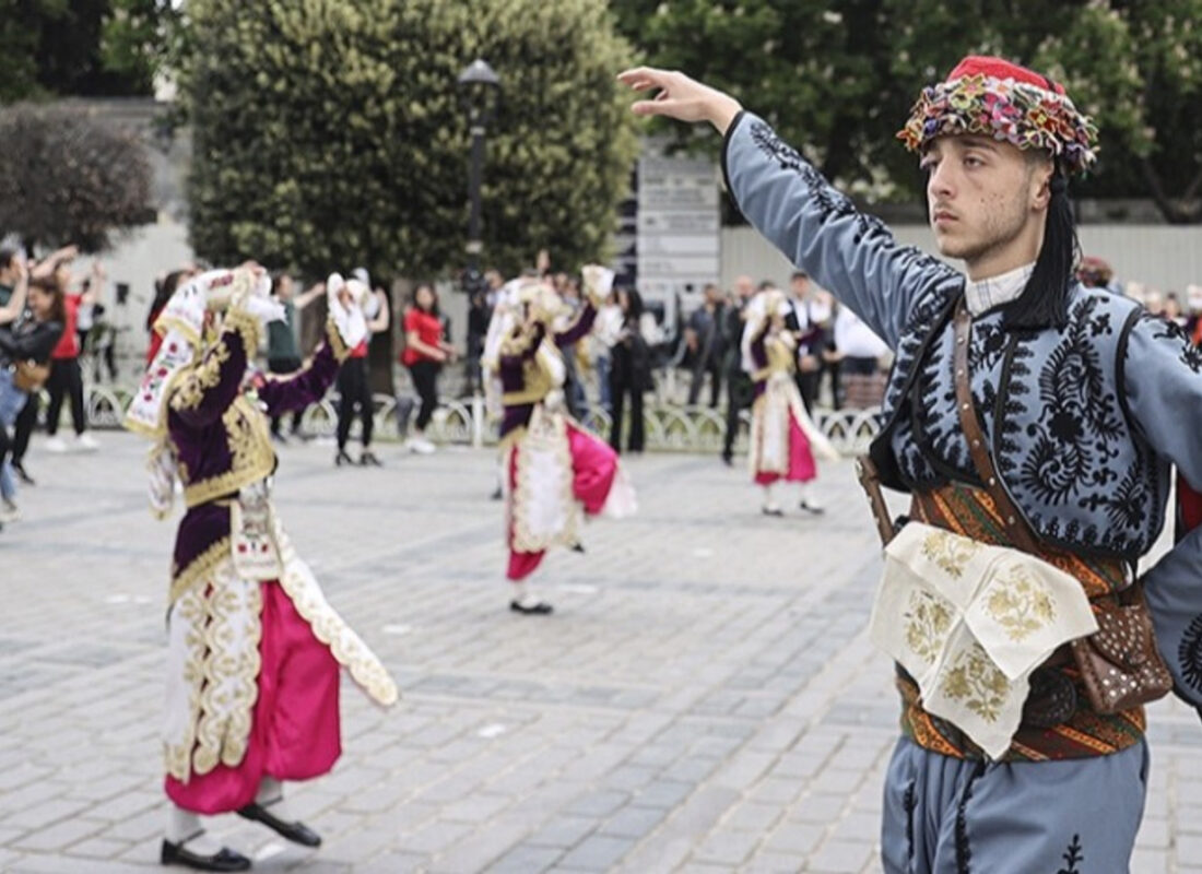 Sultanahmet Meydanı’nda 1919 genç harmandalı oynadı