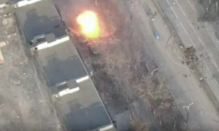 Ukrayna Rus ordusuna ait tankları top atışlarıyla vurdu