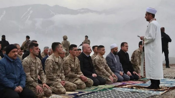 Bakan Soylu, bayram namazını İran sınırındaki Zirvin Tepe Üs Bölgesi’ndeki askerlerle kıldı