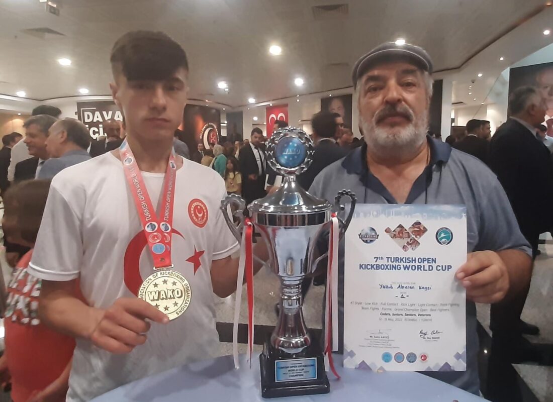 Yakup Alperen Kaysi ve Hocasından MHP Lideri Bahçeli Ziyareti