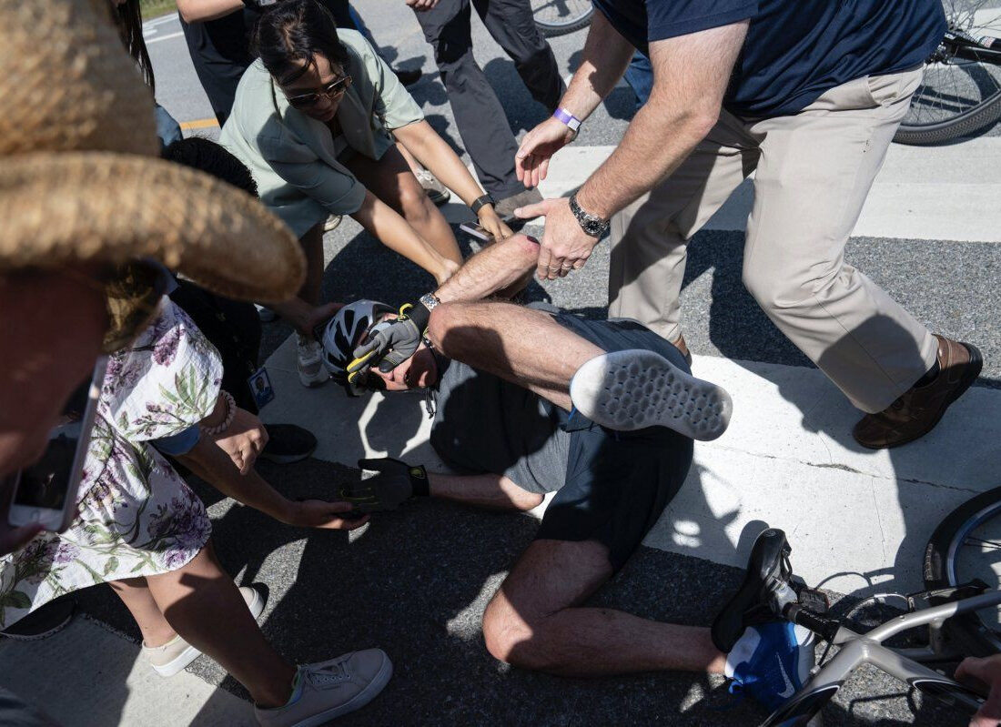 Joe Biden, bisikletten düştü