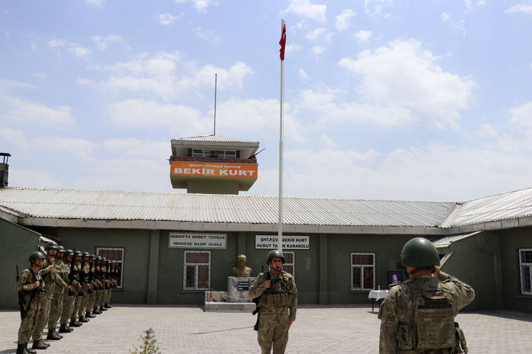 Bayramı sınır nöbetinde geçiren Mehmetçik’ten ‘vatan uğruna can vermeye hazırız’ mesajı