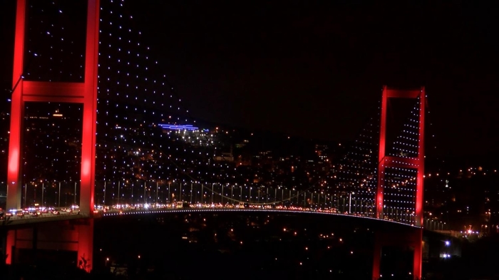 15 Temmuz Şehitler Köprüsü, mavi ve kırmızı renklere büründü