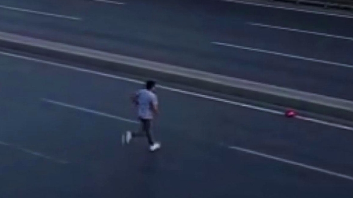 Yola düşen bayrağı gören genç canını tehlikeye attı