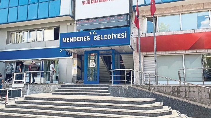 İzmir’de yolsuzluk operasyonu: Menderes Belediye Başkanı gözaltında