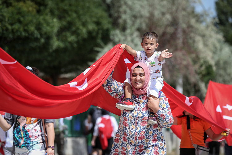 Büyük Zafer’in kazanıldığı topraklarda 3 bin 743 metrelik Türk bayrağı açıldı