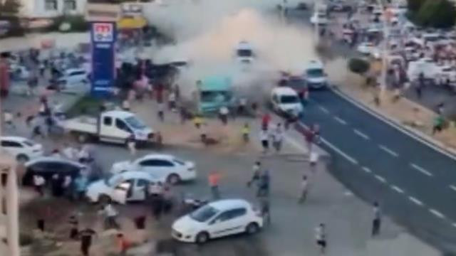 Video haber: Mardin’de freni patlayan tır dehşet saçtı! Önce iki araca çarptı, sonra kıraathaneye daldı
