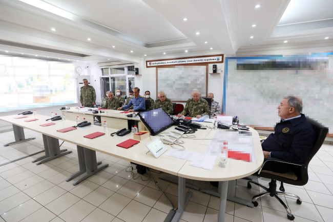 Bakan Akar sınır birliklerinin komutanları ile toplantı yaptı