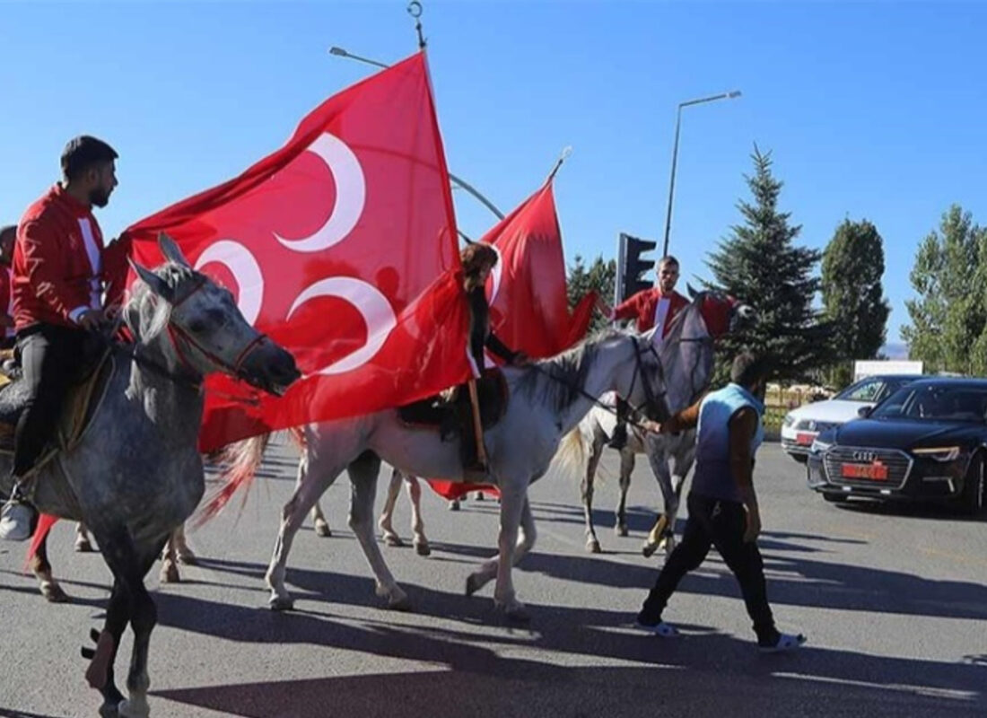 MHP Genel Başkanı Devlet Bahçeli’yi Erzurum’da atlı ciritçiler karşıladı