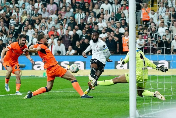 Beşiktaş sahasında Medipol Başakşehir’e 1-0 mağlup oldu