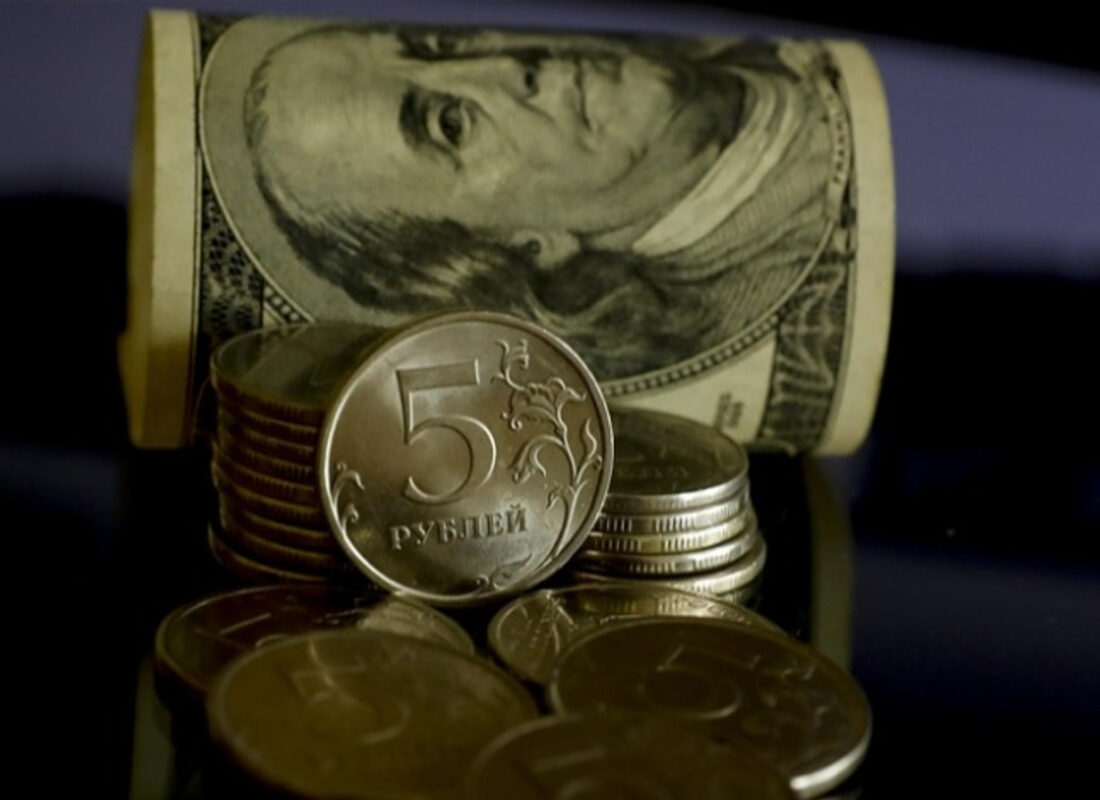 Rus rublesi dolar ve euro karşısında değer kazanmaya devam ediyor