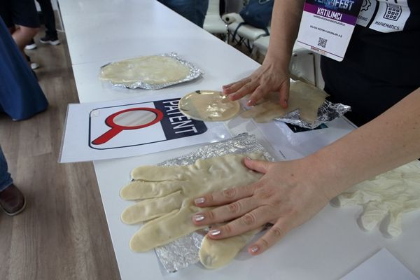 Türk öğrencilerden plastiğin sonunu getirecek müthiş buluş!