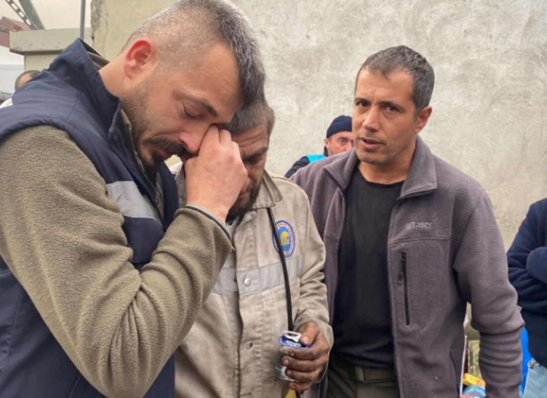 Madendeki kurtarma çalışmalarına katılan işçi gözyaşlarına boğuldu
