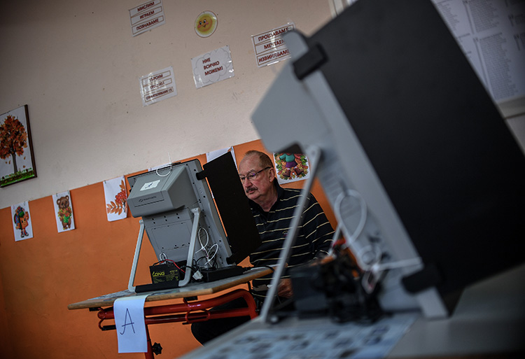 Bulgaristan’da halk genel seçimler için sandık başına gitti